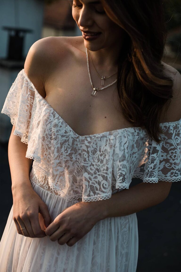 Suknia ślubna plus size z hiszpańską falbaną