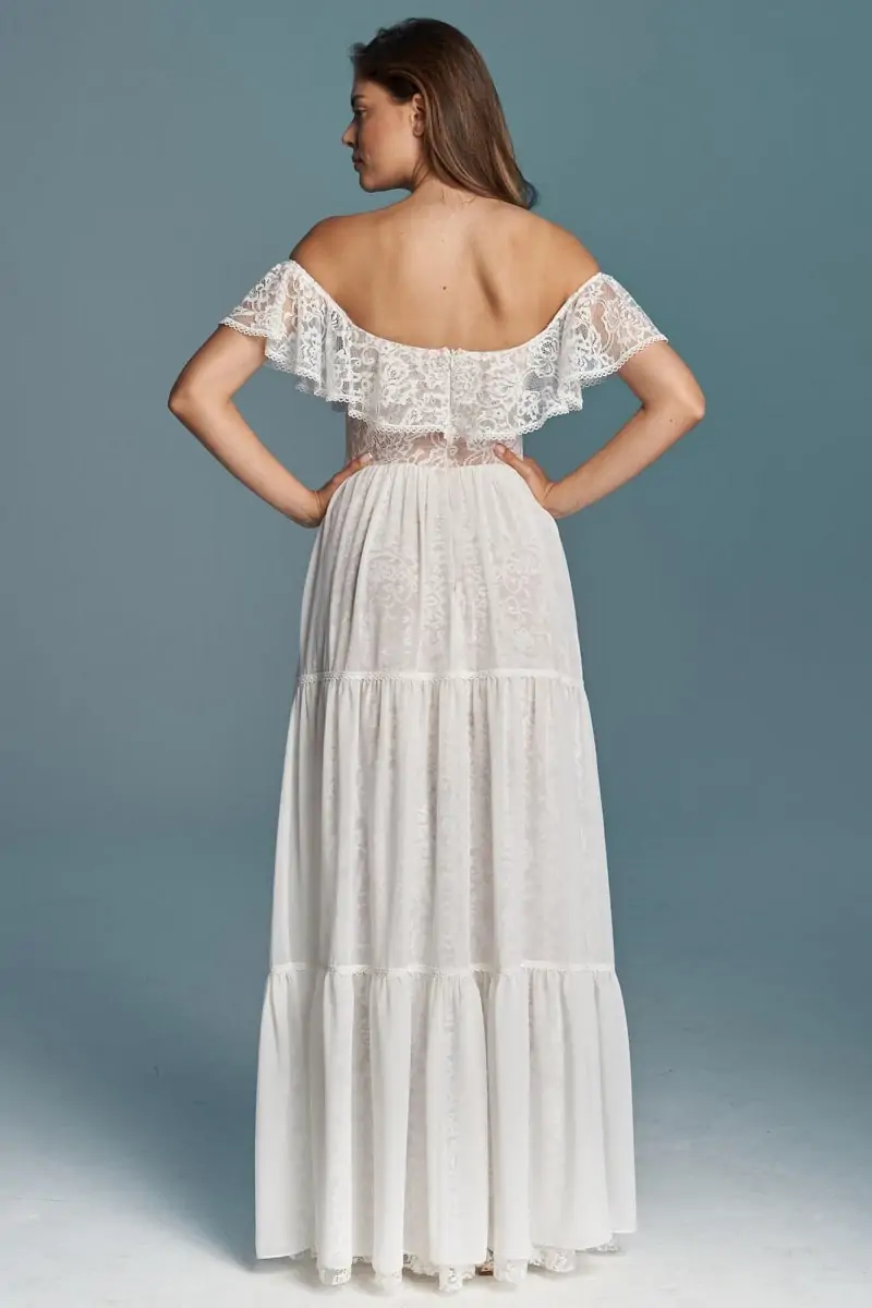 Suknia ślubna z falbaną odkrywająca ramiona