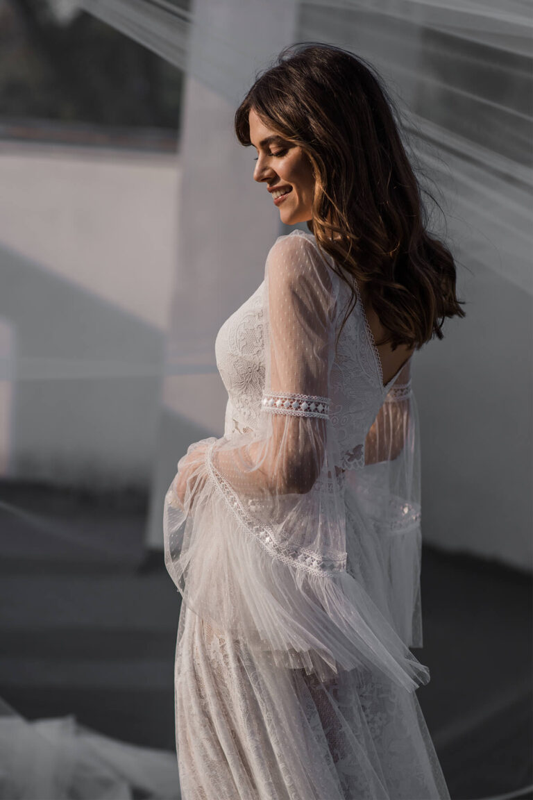 Suknia ślubna z koronki i tiulowej spódnicy