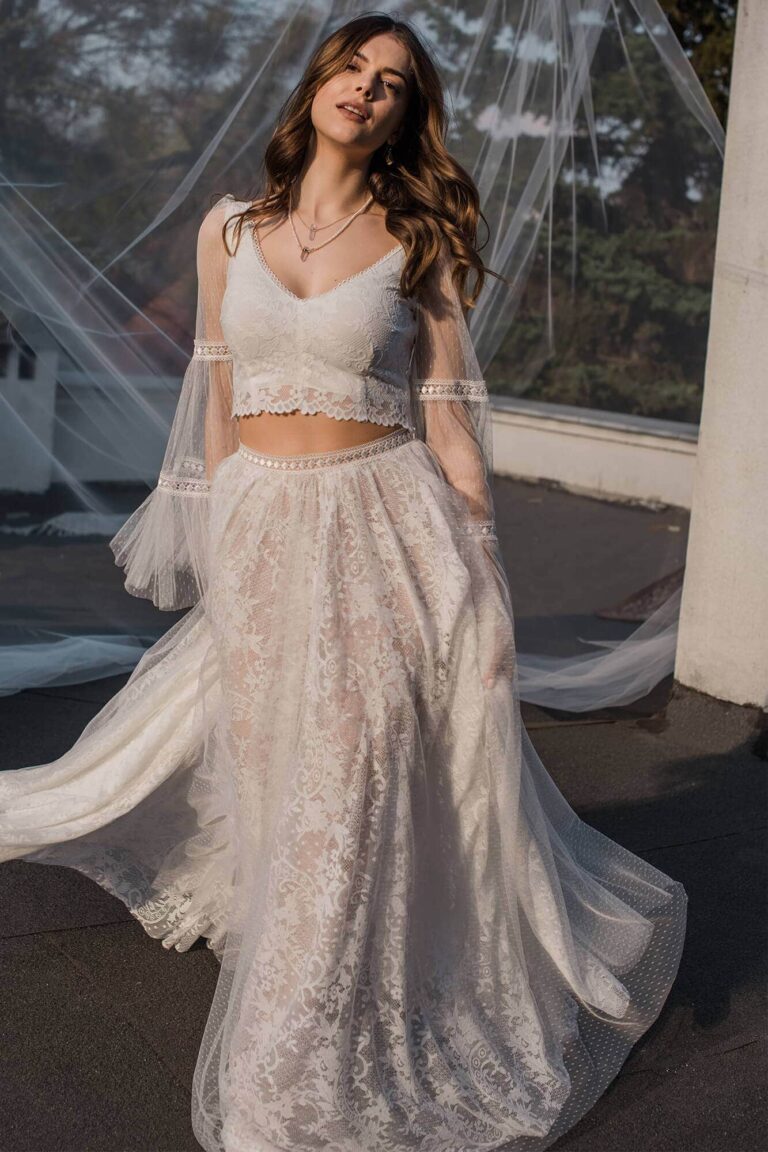 Suknia ślubna z koronki i tiulowej spódnicy