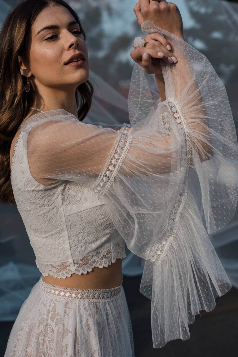 Suknia ślubna z koronki i tiulowej spódnicy