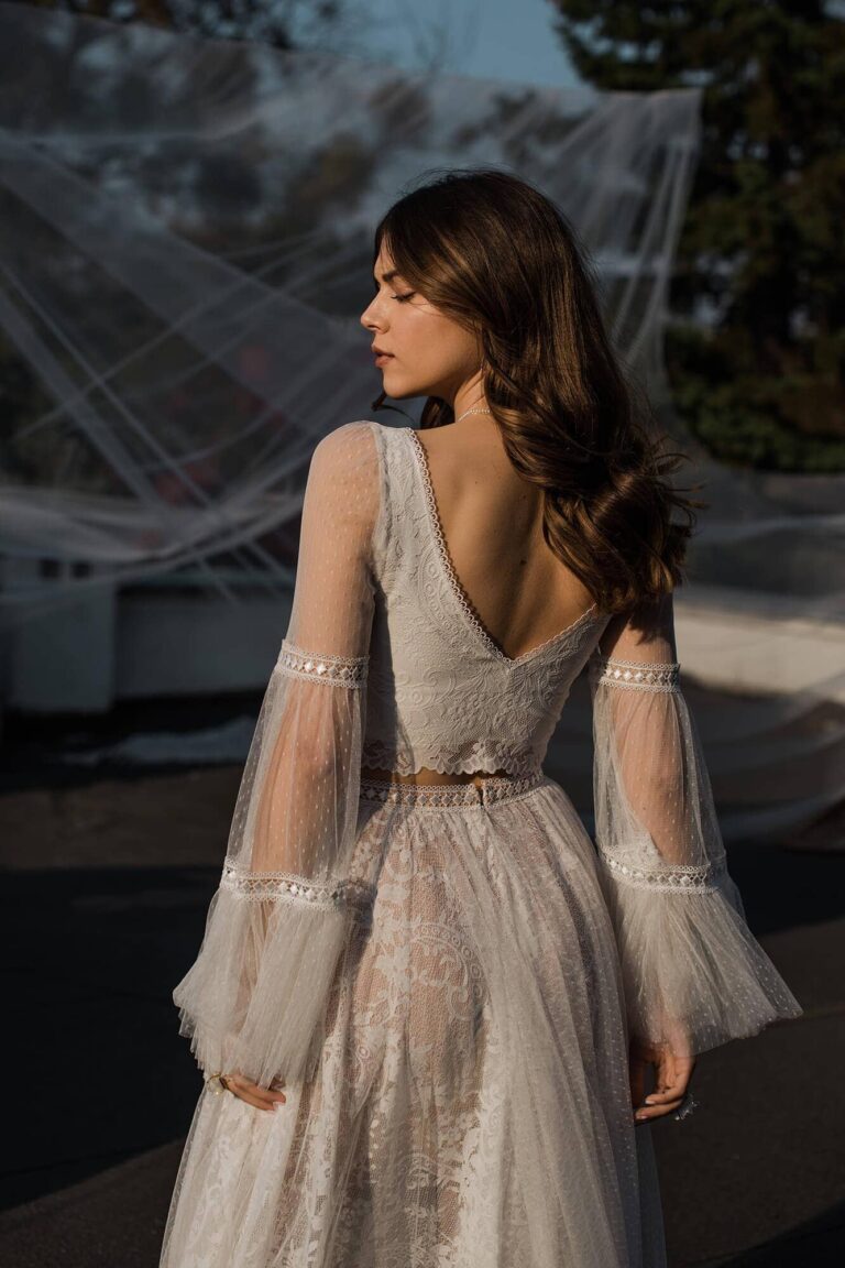 Suknia ślubna z koronki i tiulowej spódnicy