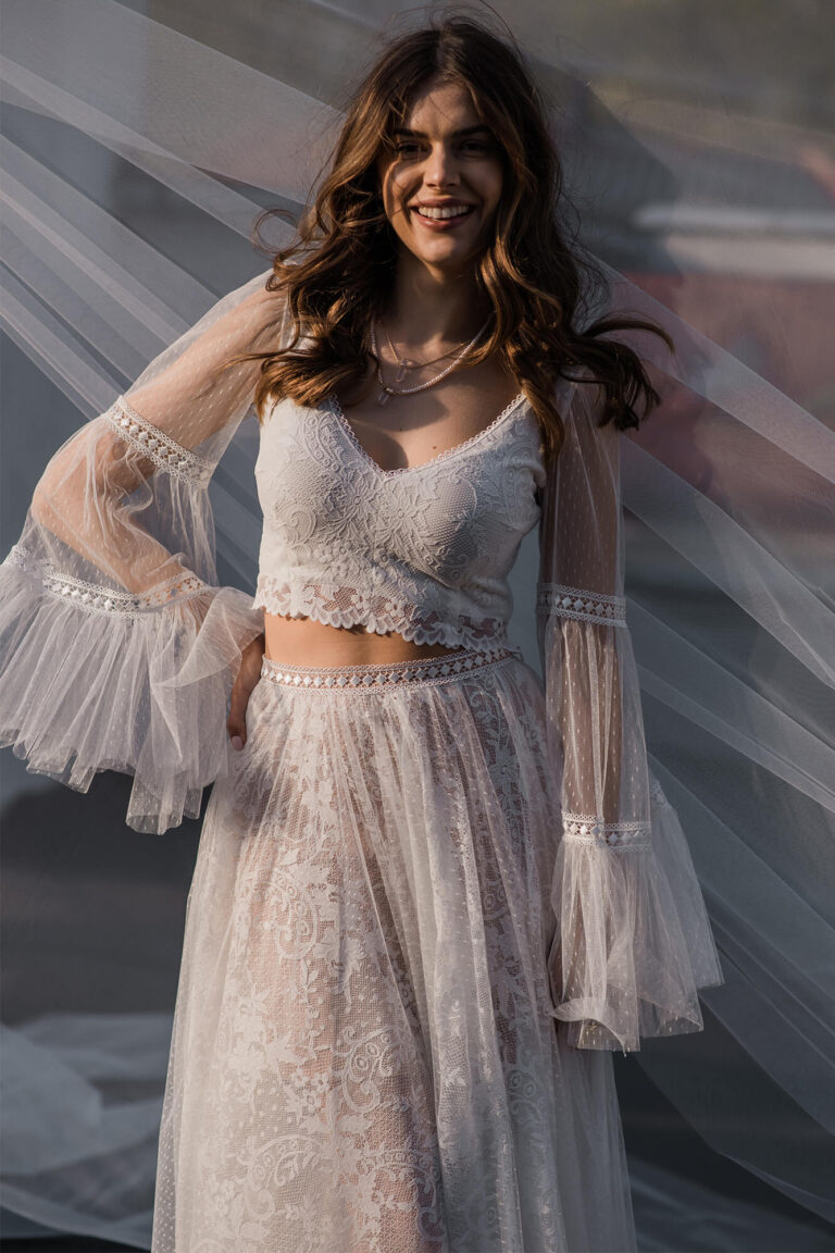 Suknia ślubna z koronki i tiulowej spódnicy