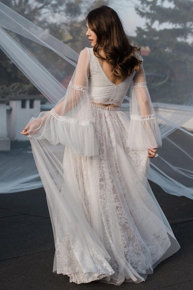 Suknia ślubna z koronki i tiulowej spódnicy