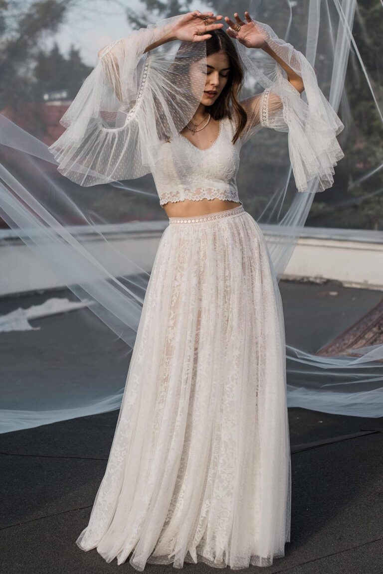 Suknia ślubna z koronki i tiulowej spódnicy