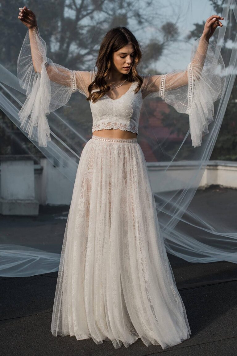 Suknia ślubna z koronki i tiulowej spódnicy
