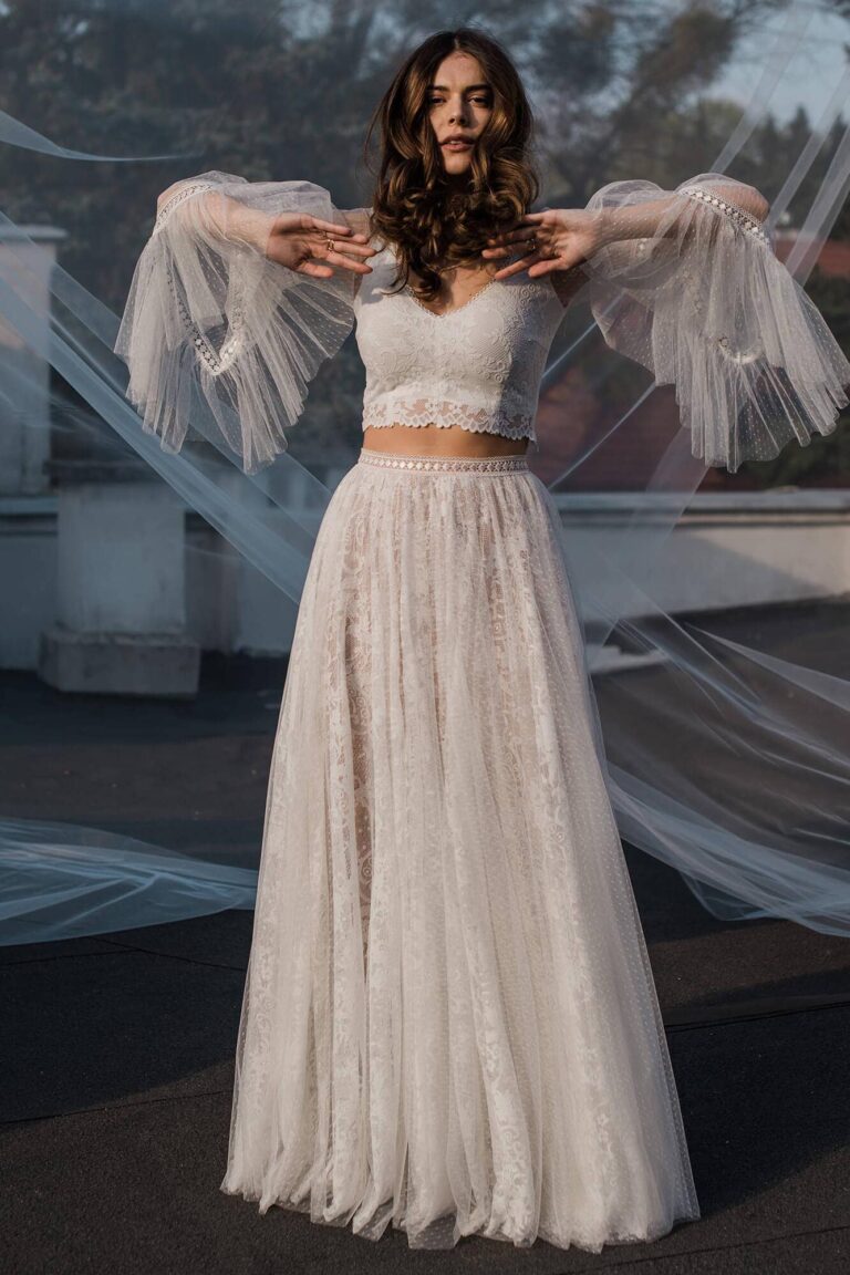 Suknia ślubna z koronki i tiulowej spódnicy