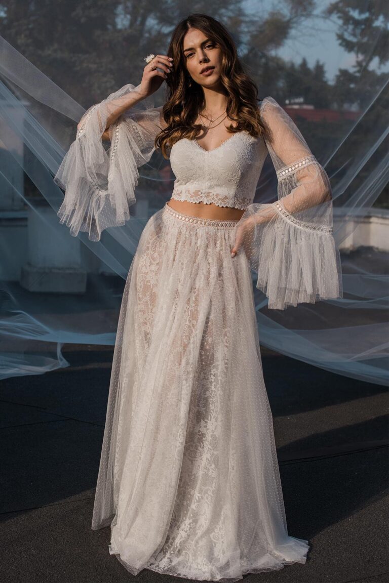 Suknia ślubna z koronki i tiulowej spódnicy