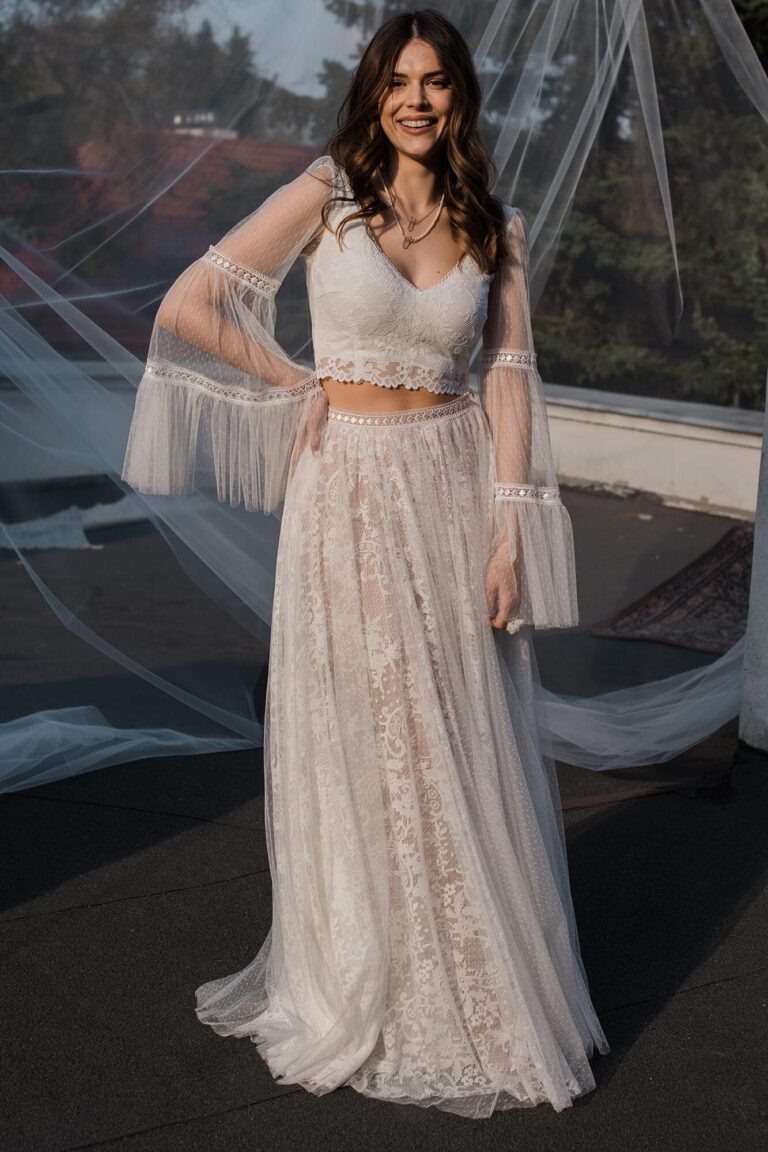 Suknia ślubna z koronki i tiulowej spódnicy