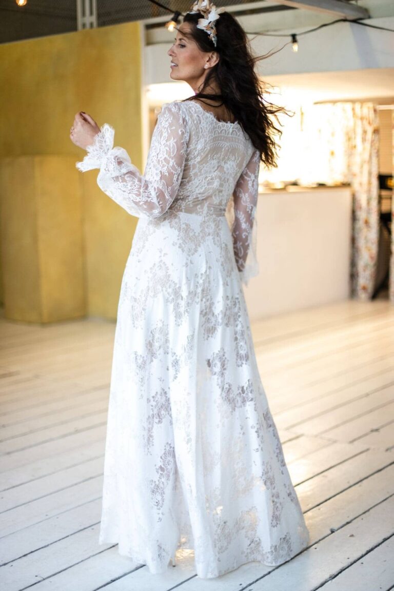 Suknia ślubna z rękawem z cienkiej koronki Paris 7