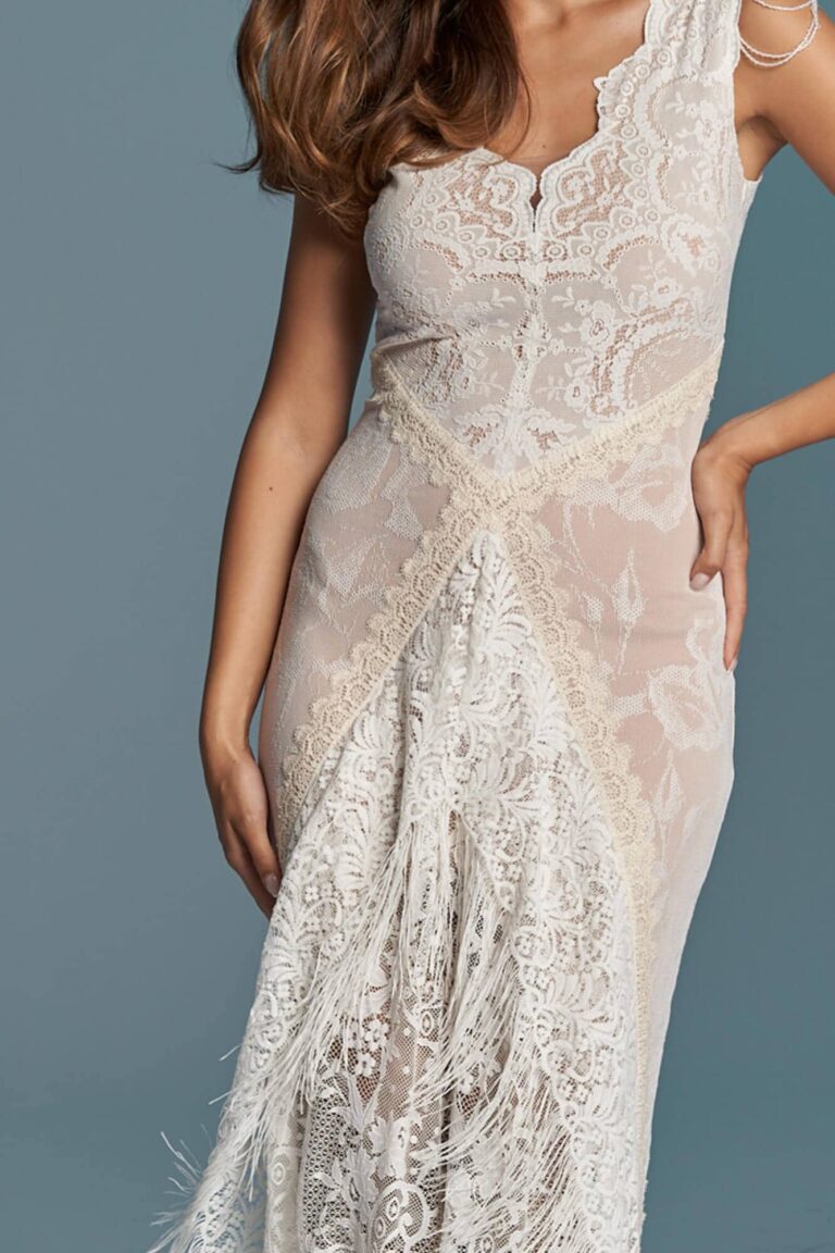 Zdobiona koronkowa suknia ślubna