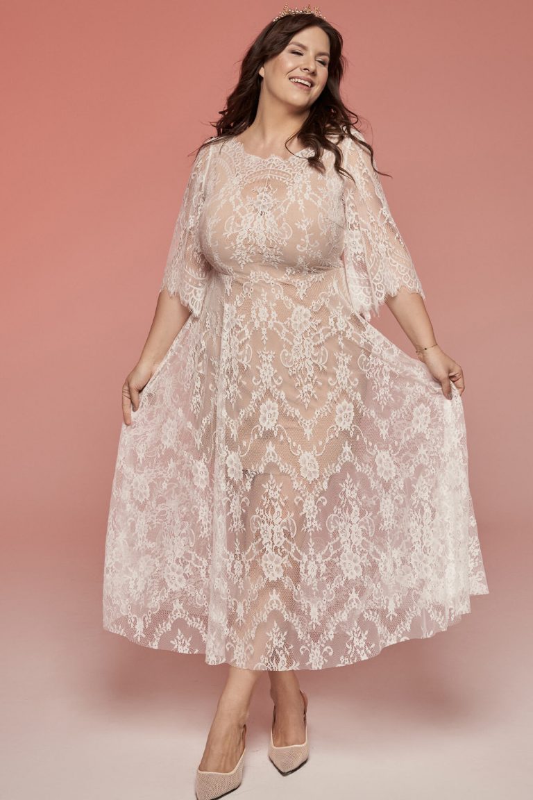 Suknia z krótkimi rękawami i koronkowym materiałem w jasnym kolorze.