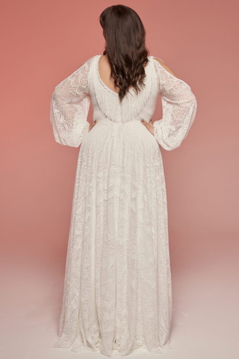 Suknia ślubna z odkrytymi plecami i długimi rękawami z koronki.