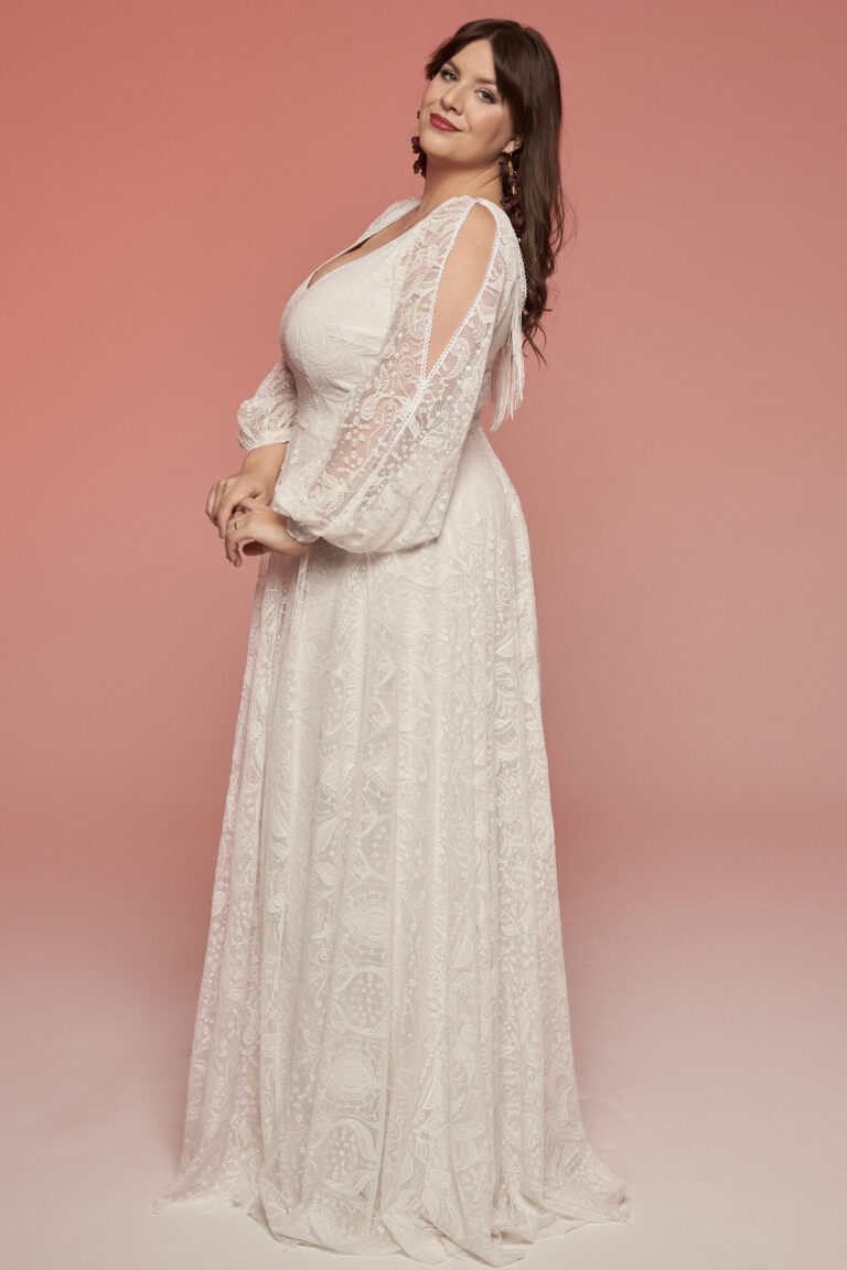 Suknia ślubna z długimi koronkowymi rękawami i dekoltem w kształcie litery V.