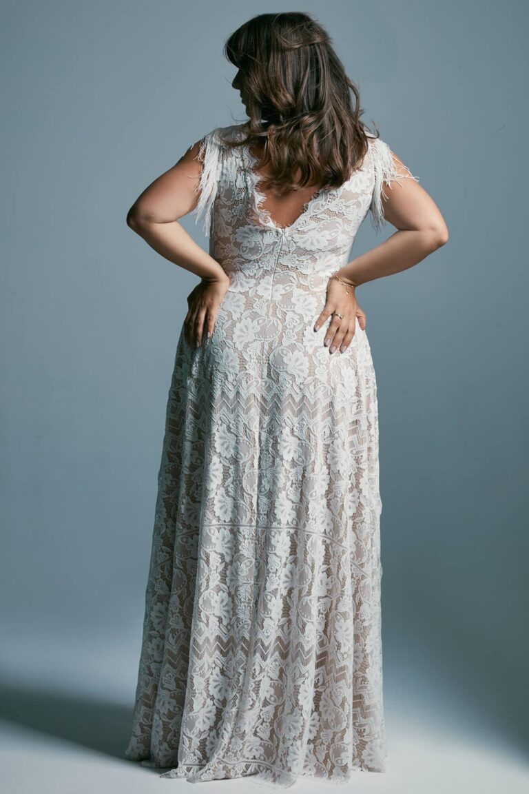 Suknia z odkrytymi plecami i koronkowymi rękawami.