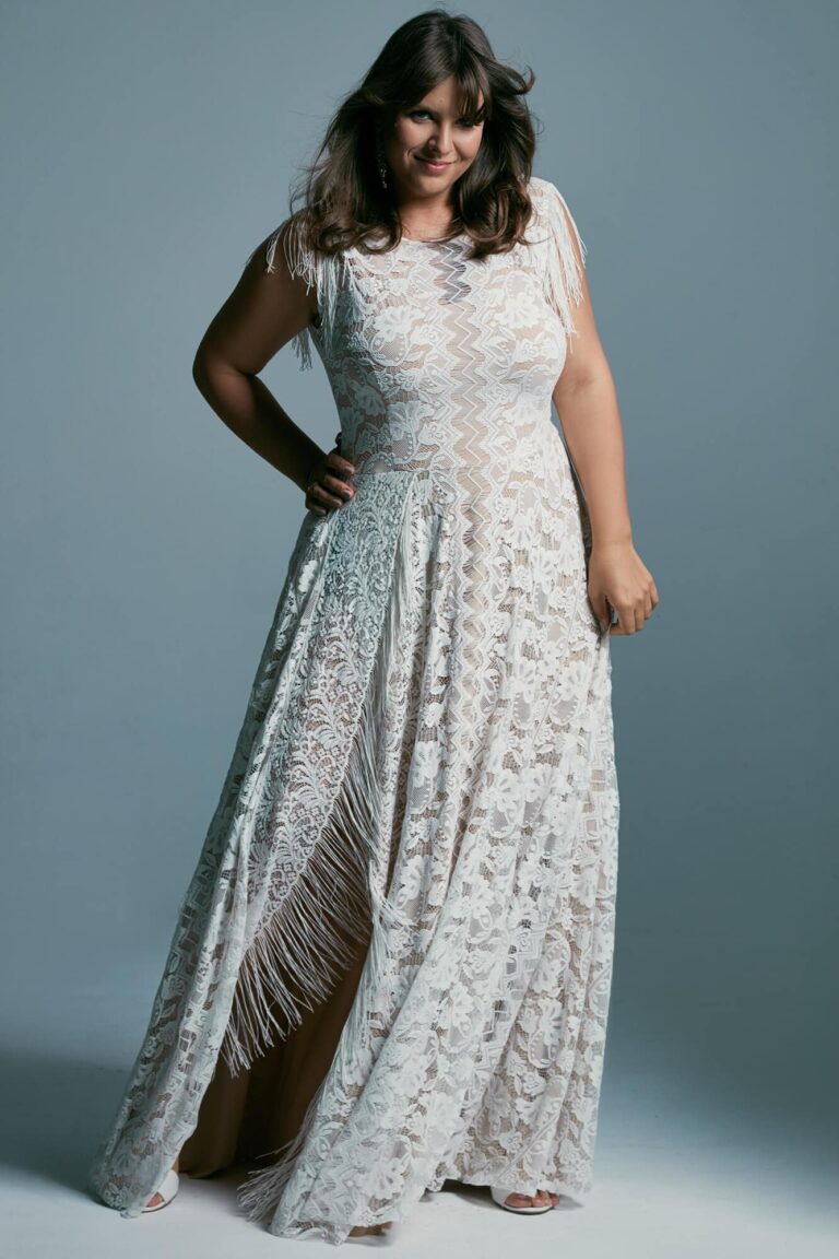 Suknia z krótkimi rękawami i rozkloszowanym dołem, widoczna z przodu.