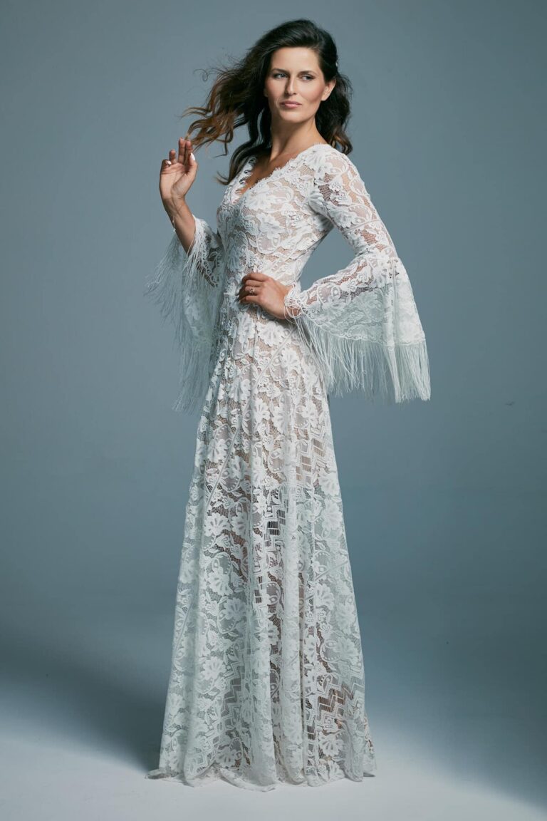 Zdobiona suknia ślubna z dekoltem