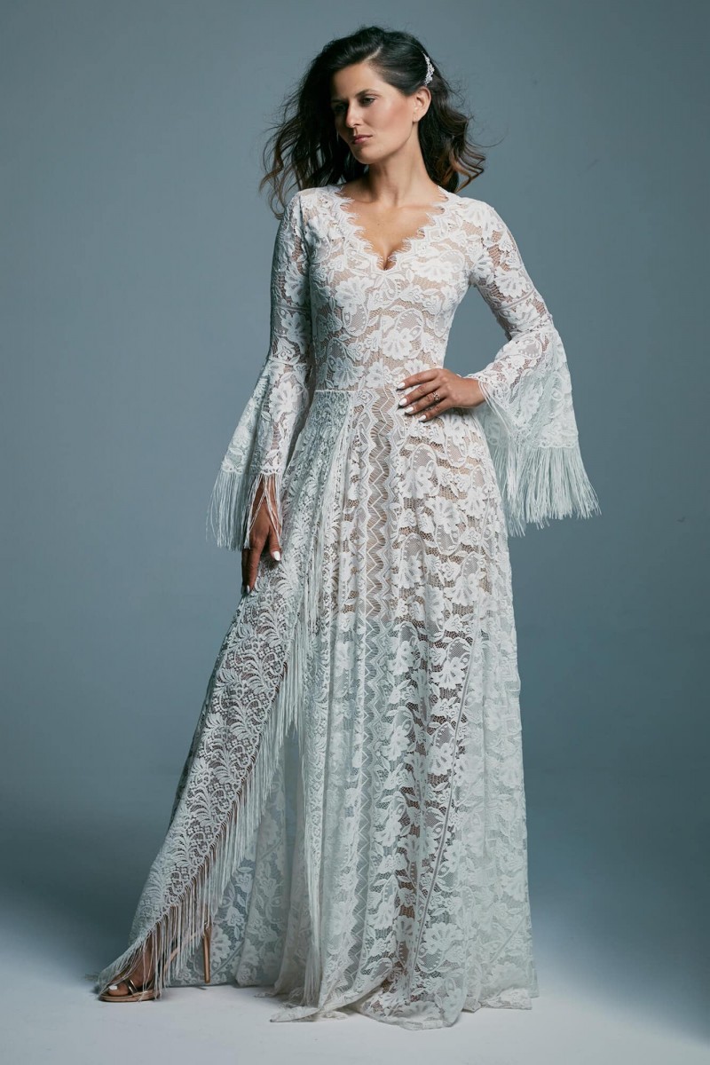 Zdobiona suknia ślubna z dekoltem