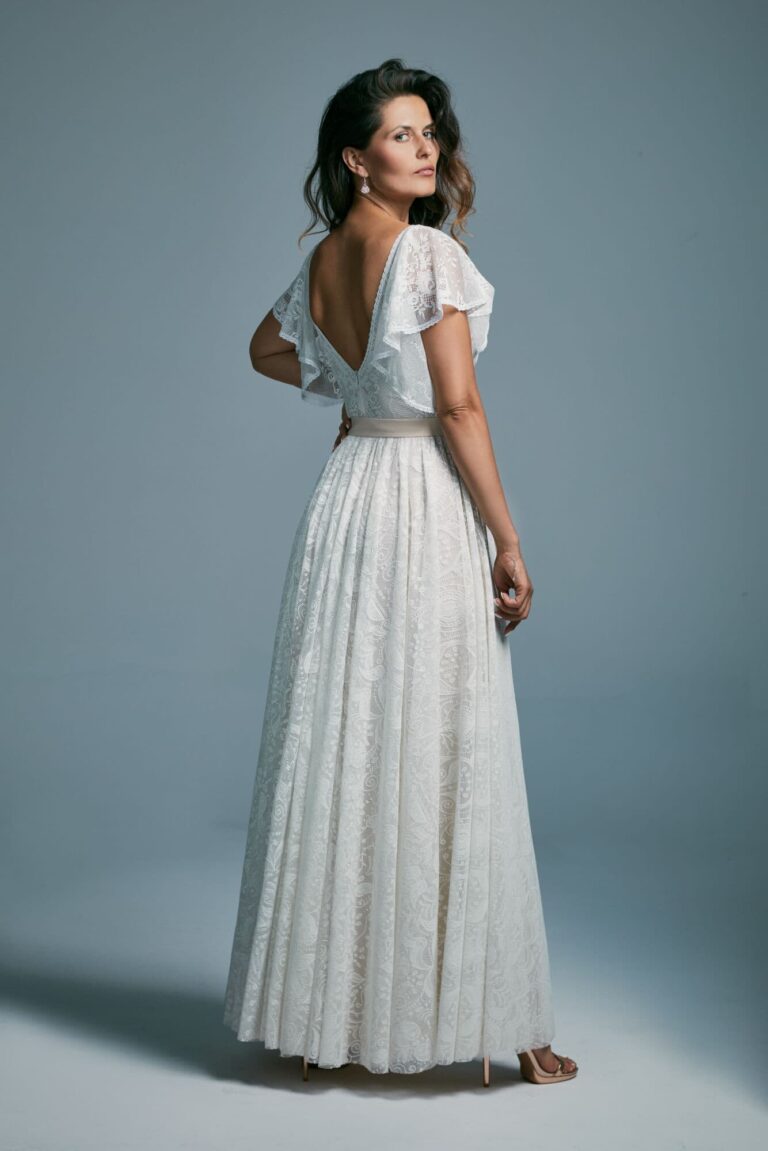 Biała klasyczna suknia ślubna