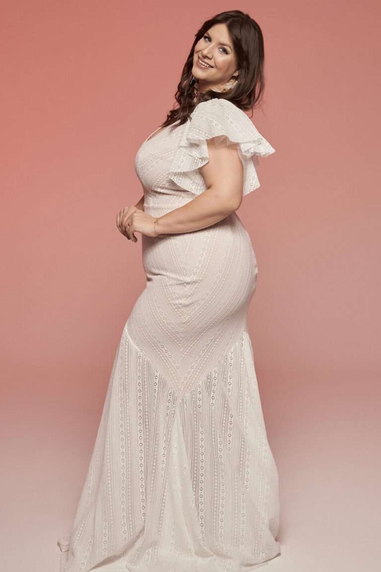 Suknia z odkrytymi ramionami i długim, dopasowanym dołem.