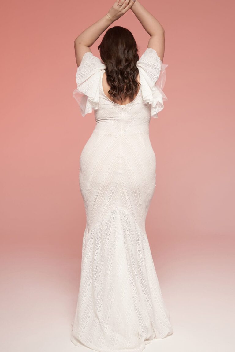 Suknia z długimi rękawami i dopasowanym krojem widziana z tyłu.