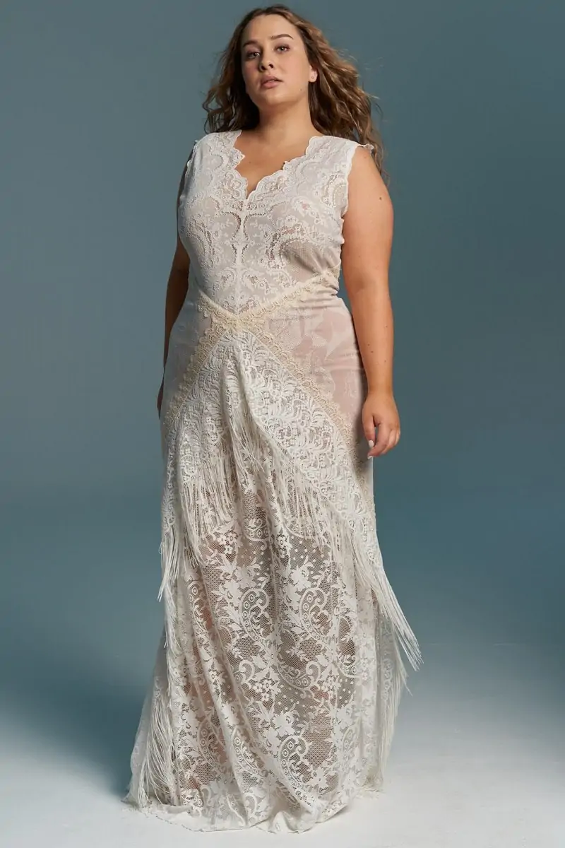 Elegancka, bogato zdobiona suknia ślubna plus size