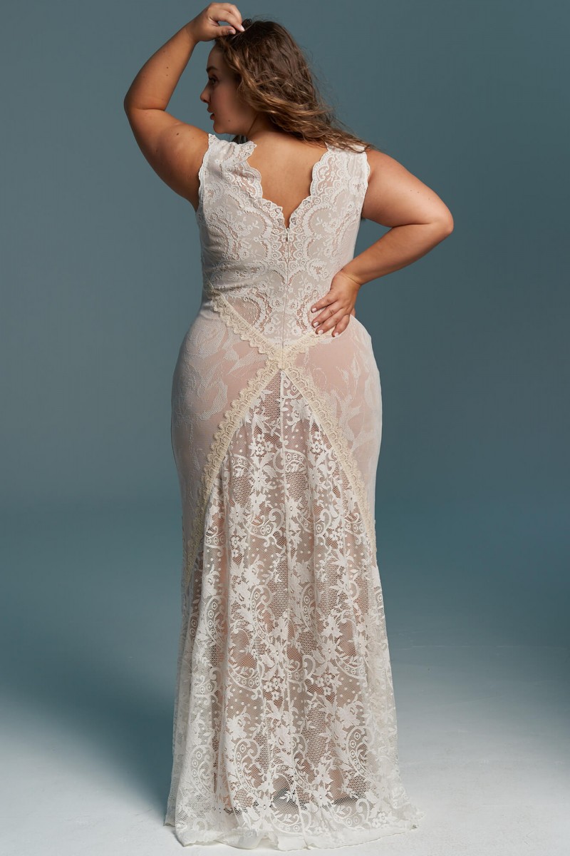 Elegancka, bogato zdobiona suknia ślubna plus size