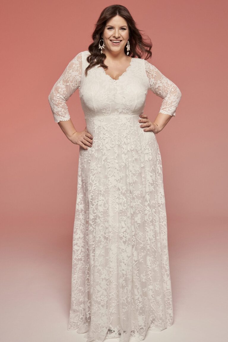 Suknia z długimi rękawami i koronkowym materiałem w kolorze jasnoróżowym.