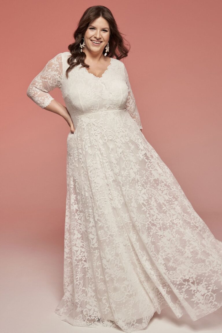 Suknia ślubna z długimi rękawami i koronkowym zdobieniem w kolorze białym.