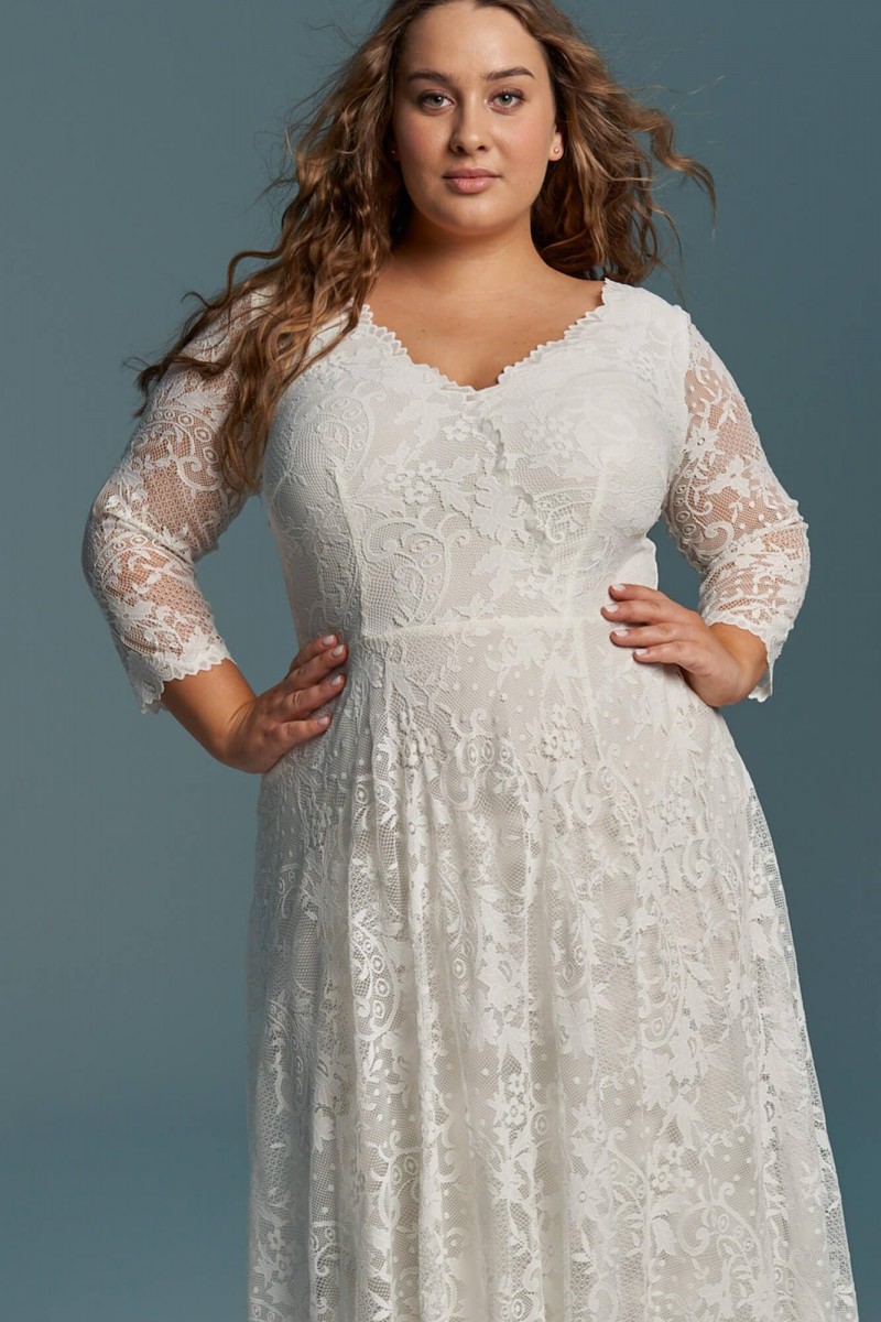 Elegancka, zabudowana suknia ślubna plus size z długim rękawem