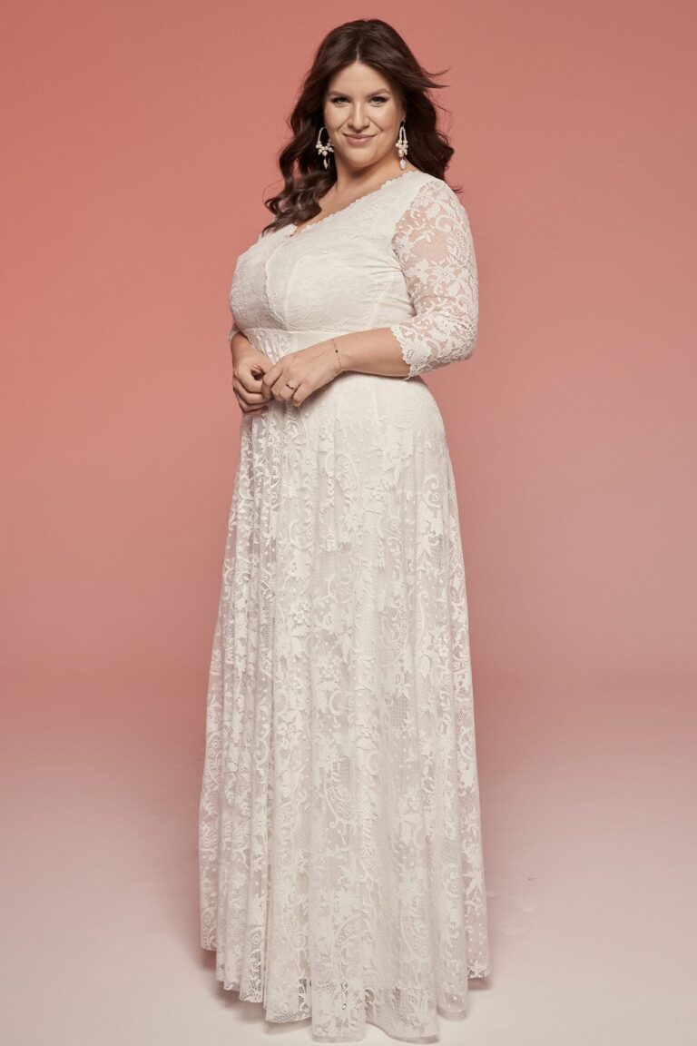 Suknia z długimi rękawami, koronkowym materiałem oraz rozkloszowanym dołem.