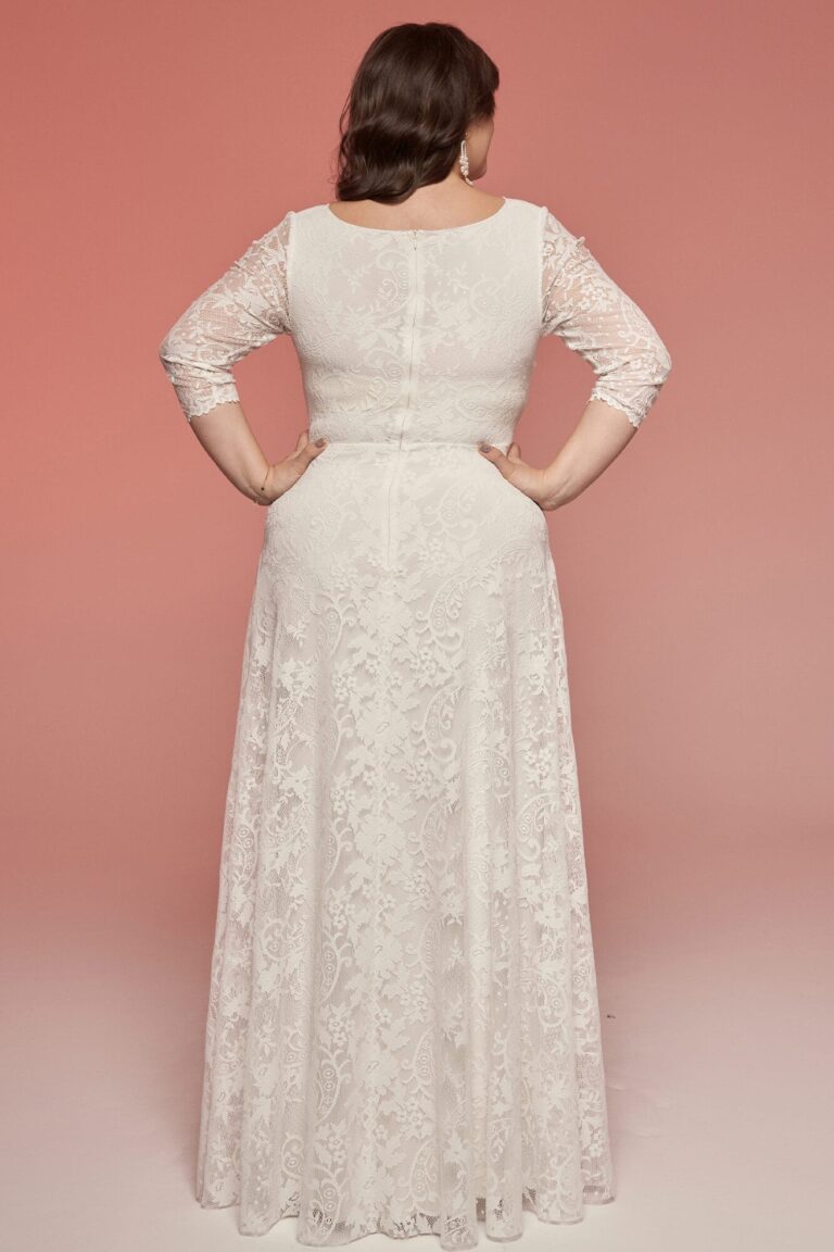 Suknia ślubna z długimi koronkowymi rękawami i odkrytymi plecami widziana z tyłu.