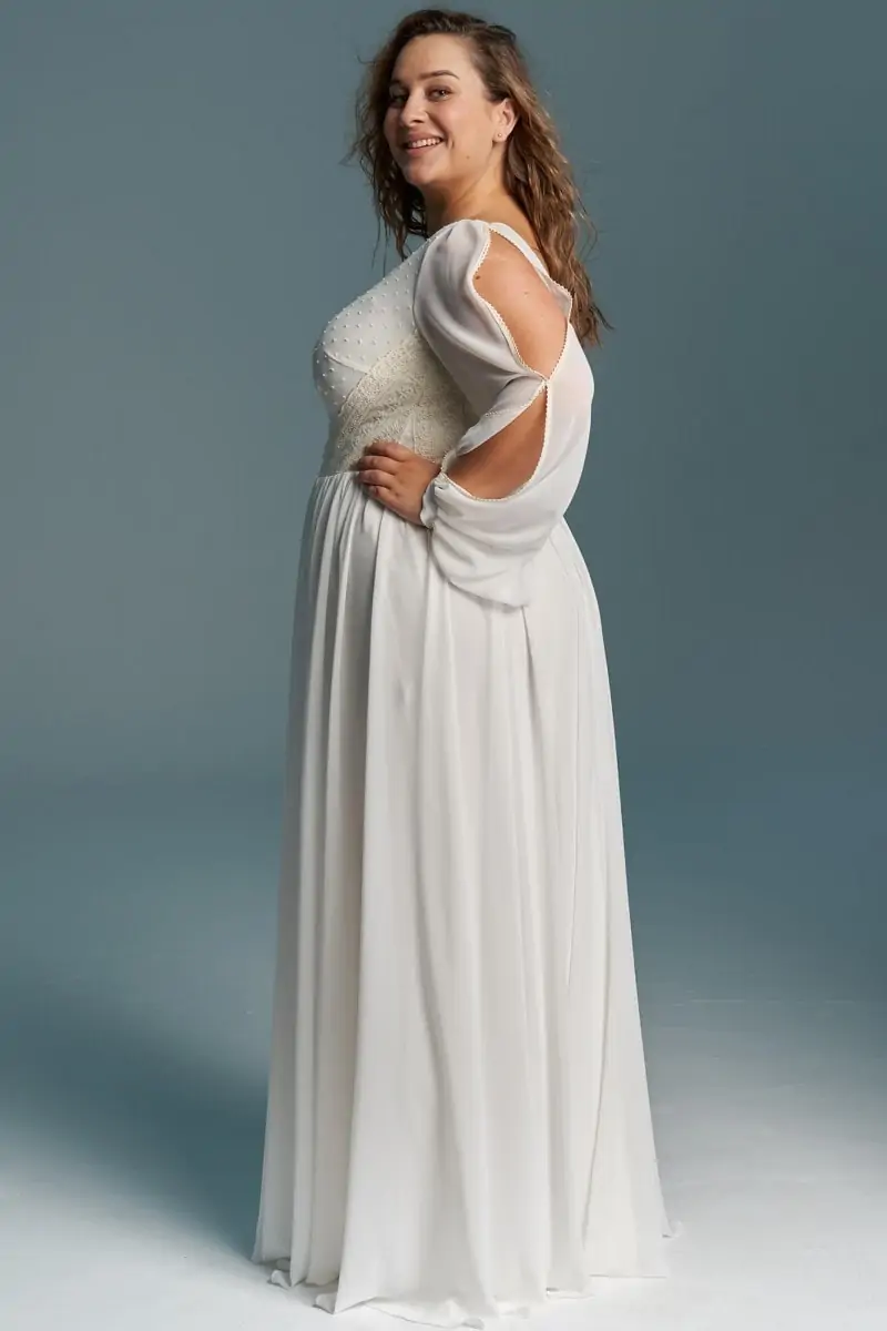 Suknia ślubna z lejącego szyfonu i luźnymi rękawami