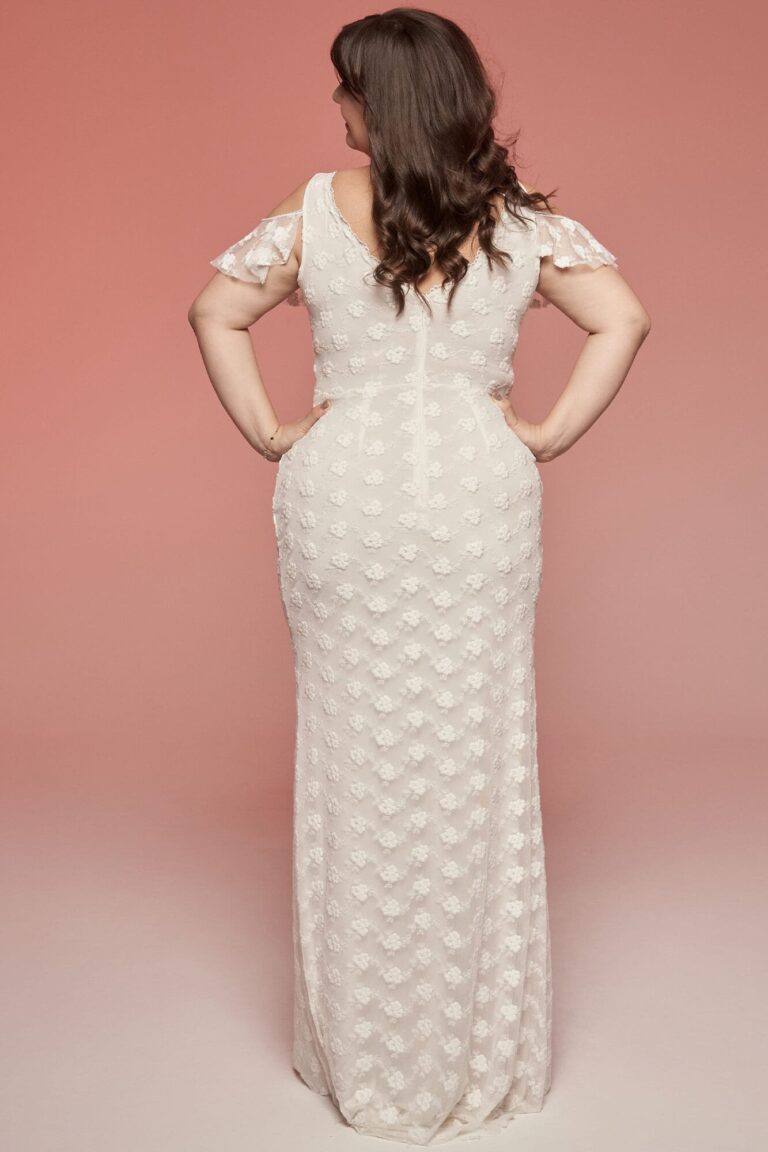 Suknia z odkrytymi plecami i krótkimi rękawami z koronkowego materiału.