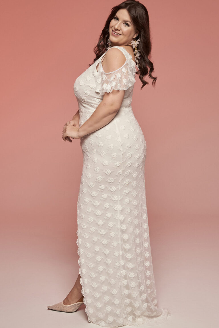 Suknia z krótkimi rękawami, koronkowym wykończeniem i rozkloszowaną dolną częścią.