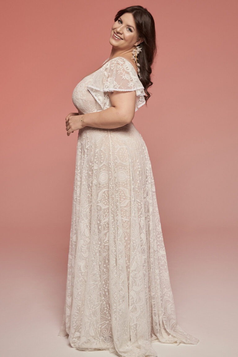 Suknia ślubna z koronkowymi rękawami i długim, rozkloszowanym dołem.