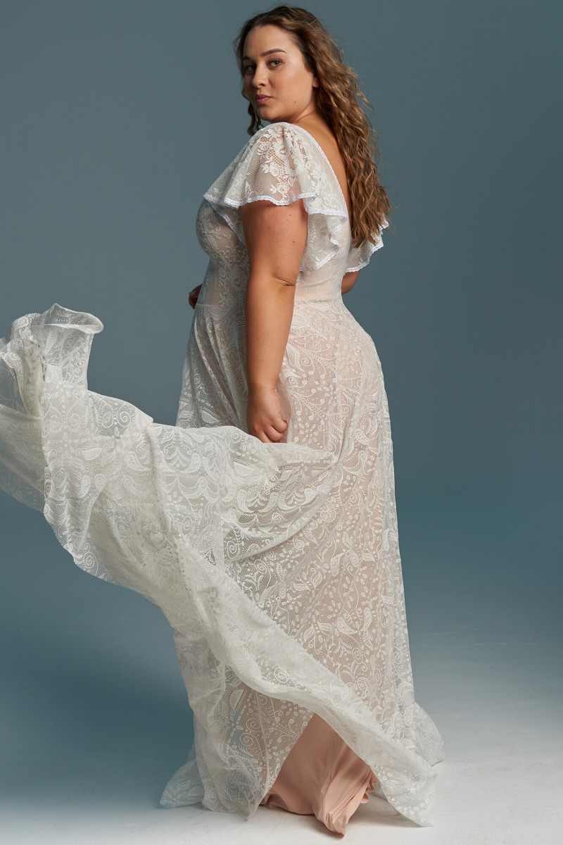 Klasyczna suknia ślubna plus size z pięknym głębokim dekoltem