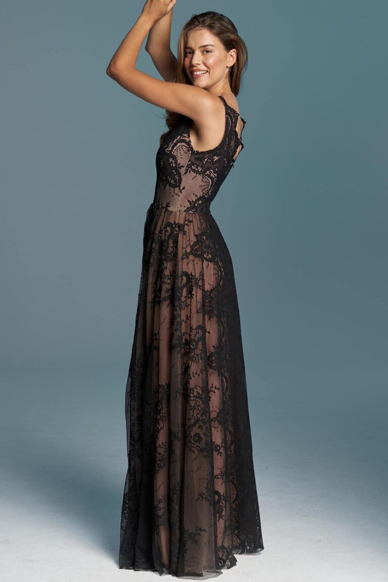 Suknia z długimi koronkowymi rękawami i odkrytymi plecami w kolorze czarnym.