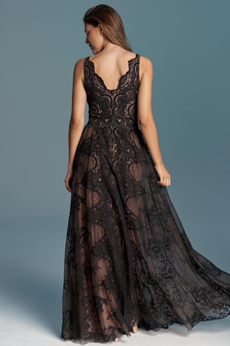 Suknia z odkrytymi plecami i długim tiulowym trenem w kolorze czarnym.