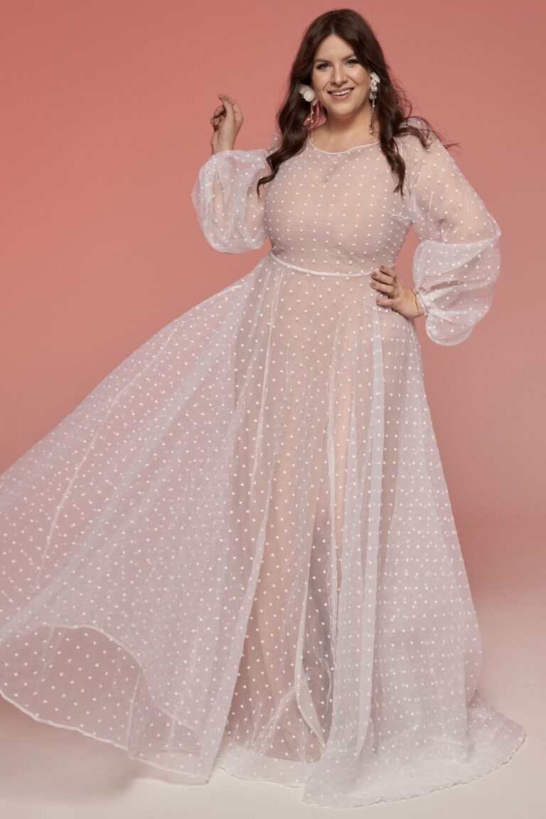 Suknia z długimi rękawami i rozkloszowanym dołem z tiulu.