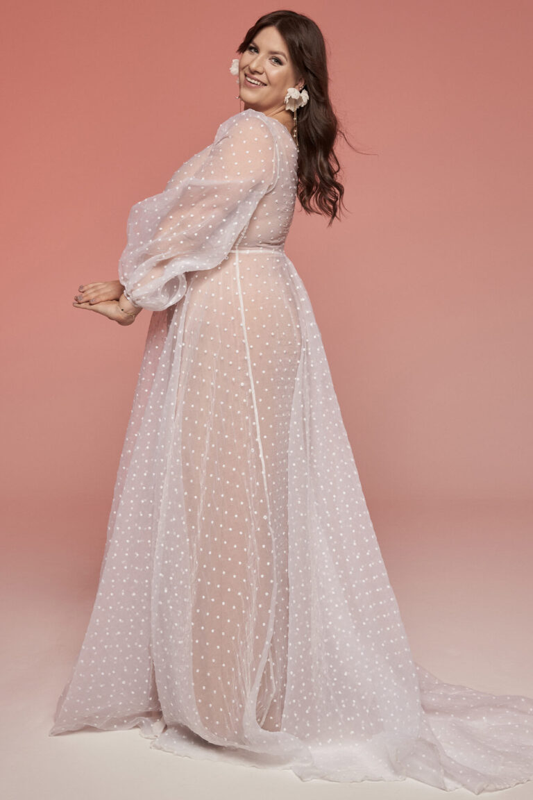 Suknia z długimi rękawami, odkrytymi plecami i tiulowym trenem.