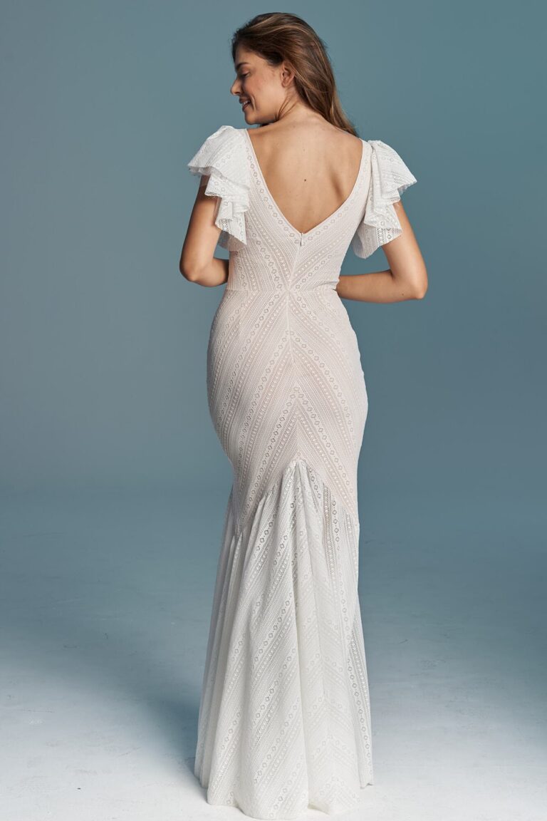 Suknia z odkrytymi plecami i krótkimi rękawami w kształcie motyla.