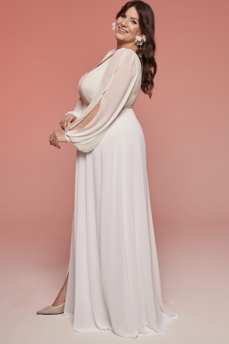 Suknia z długimi rękawami i rozkloszowanym dołem w kolorze białym.