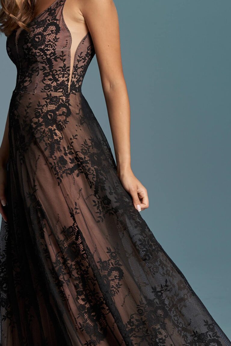 Suknia z odkrytymi plecami i koronkowymi detalami w czarnym kolorze.