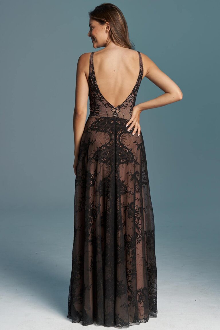 Suknia z odkrytymi plecami i długim trenem, wykonana z koronkowego materiału.