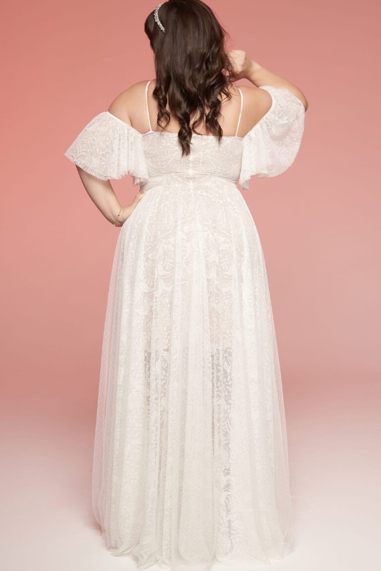 Suknia ślubna z odkrytymi plecami i bufiastymi rękawami z tiulu.