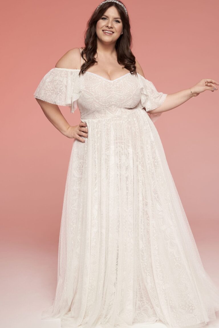 Suknia ślubna z odkrytymi ramionami i długimi rękawami z tiulu.