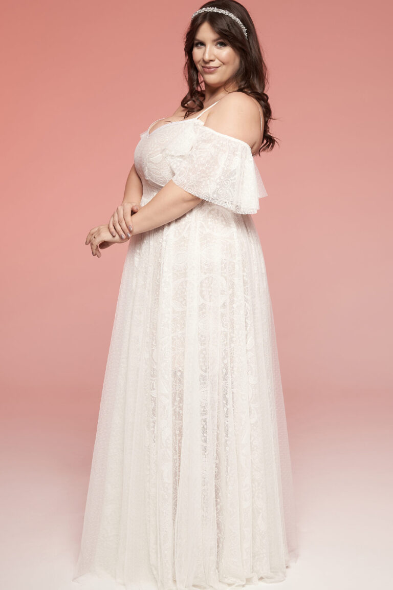 Suknia ślubna z odkrytymi ramionami i długimi rękawami z tiulu.