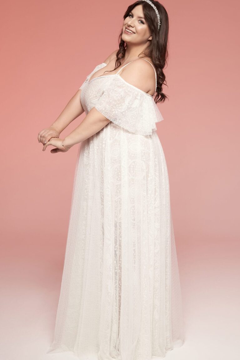 Suknia ślubna z odkrytymi ramionami i długimi rękawami z tiulu.