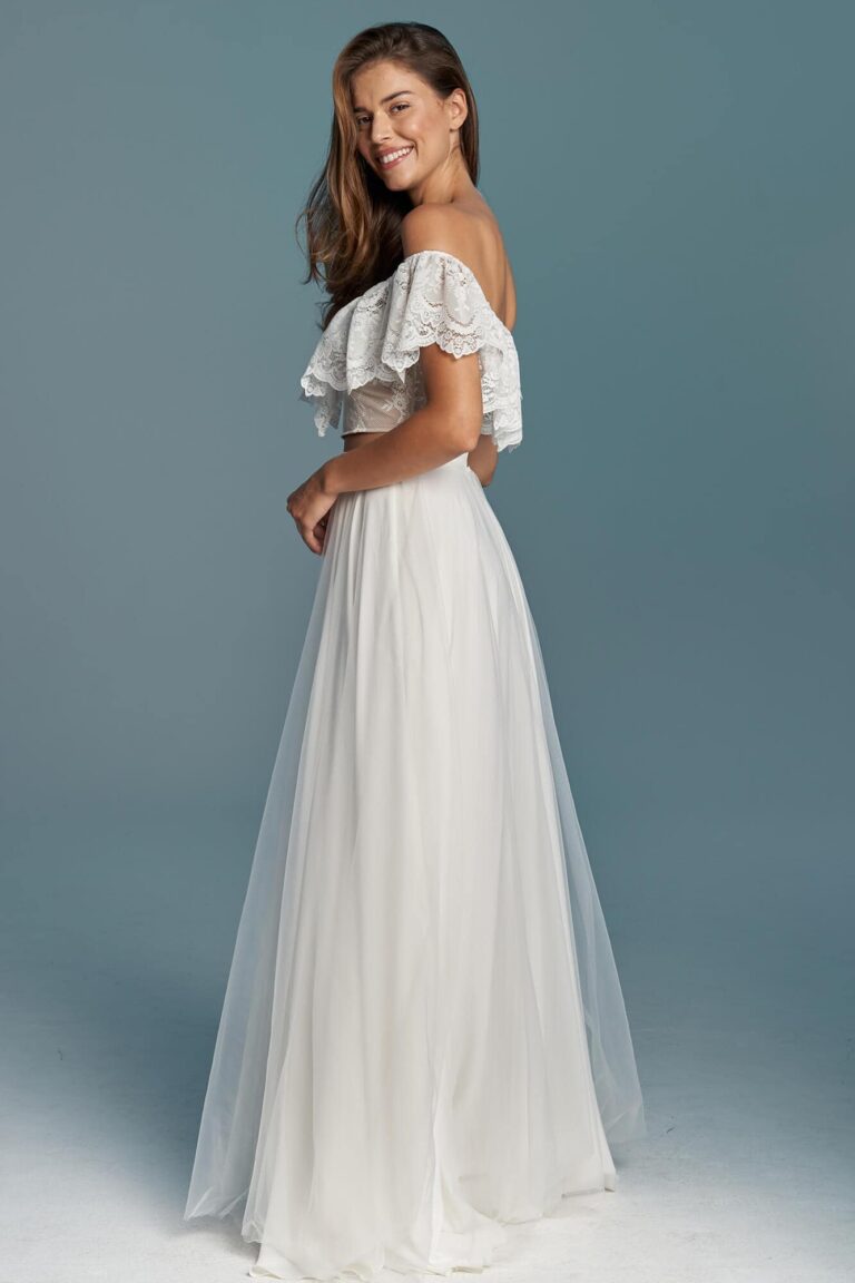 Suknia z odkrytymi ramionami i długim tiulowym dołem.